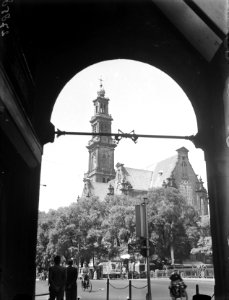 Stadsgezichten Amsterdam. Doorkijkje op Westertoren, Bestanddeelnr 902-7858
