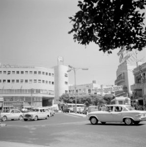 Stadsverkeer op een druk kruispunt, Bestanddeelnr 255-1767