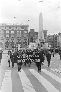 Stille betoging in Amsterdam in verband met de moord op dr. King . De stoet op d, Bestanddeelnr 921-2342