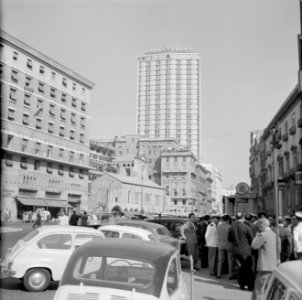 Stadsgezicht in Napels met hotels in de ViaMmedina, Bestanddeelnr 254-5114