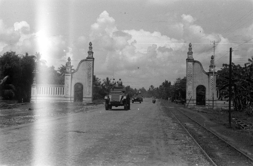 Stadspoort van Soerakarta aan de oostkant van de stad Een Nederlandse militaire…, Bestanddeelnr 894
