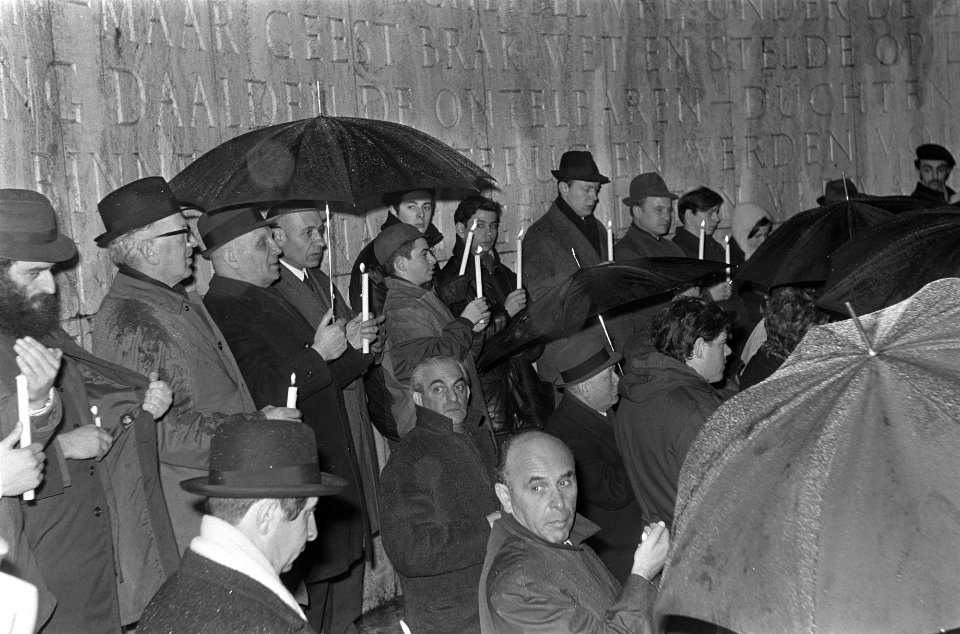 Stille demonstratie bij Nationale Monument op de Dam tegen ophanging van 9 Joden, Bestanddeelnr 922-0471