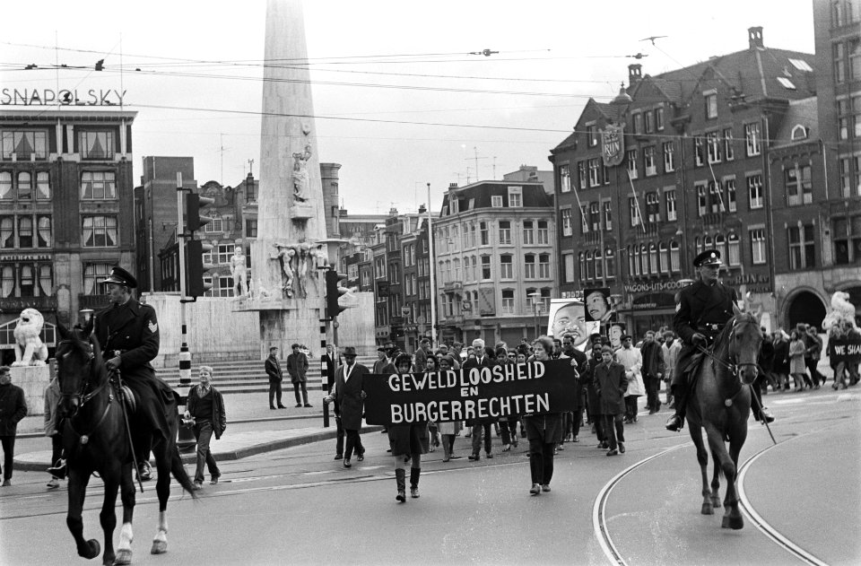 Stille betoging in Amsterdam in verband met de moord op dr. King . De stoet op d, Bestanddeelnr 921-2338