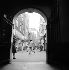 Stadsgezichten in Amsterdam (opdracht Amsterdam Boek ), poortje van voormalig Ra, Bestanddeelnr 927-5705