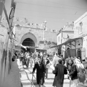 Stadszijde van de Damascuspoort met voetgangers en een theehuis, Bestanddeelnr 255-5305