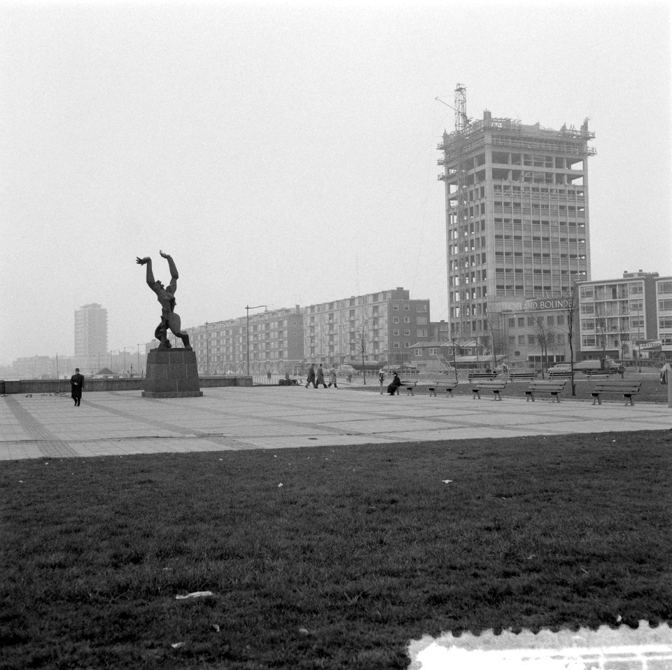 Stadsgezichten Rotterdam. Torenflat en het beeld 'Stad zonder hart vam Ossip Za, Bestanddeelnr 908-5613