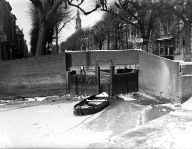 Stadsgezichten Schoonhoven. Stenen brug met sluisdeuren, Bestanddeelnr 902-0459
