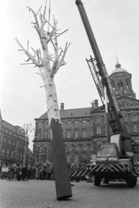 Stadsreiniging start op de Dam actie om papier in te zamelen op de dam werd en , Bestanddeelnr 934-1937