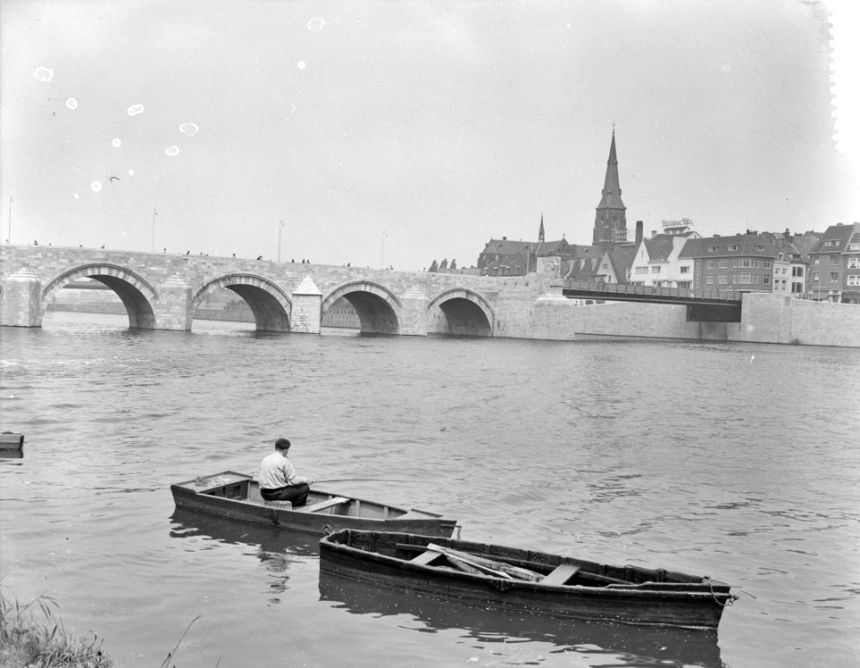Stadsgezichten Maastricht. Gezicht op de Sint Servaasbrug en het stadsdeel Wyck , Bestanddeelnr 907-1976