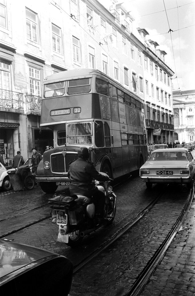 Stadsgezichten Lissabon. Dubbeldekkerbus in straat in de Baixa, Bestanddeelnr 922-1265