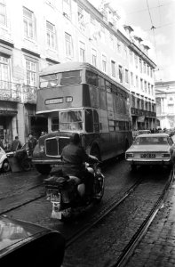 Stadsgezichten Lissabon. Dubbeldekkerbus in straat in de Baixa, Bestanddeelnr 922-1265