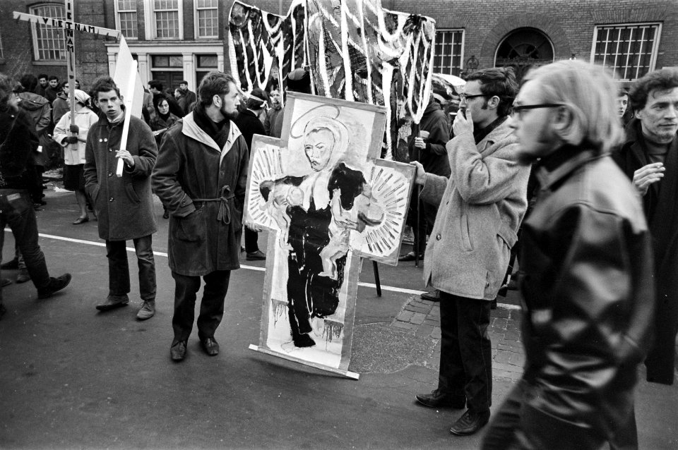 Stille tocht door de hoofdstad, de demonstranten op weg, Bestanddeelnr 920-1843