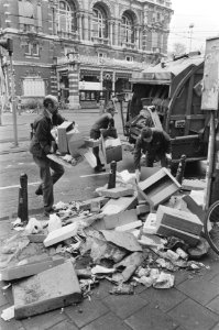 Stadsreiniging Amsterdam ruimt rotzooi Koninginnedagviering op, Bestanddeelnr 933-9673