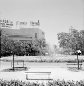 Stadspark met een fontein, vermoedelijk Diezengoff Circle Square, Bestanddeelnr 255-1747