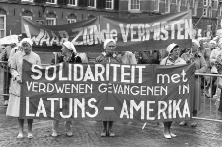 Stille tocht Dwaze moeders in Den Haag, Bestanddeelnr 933-0877