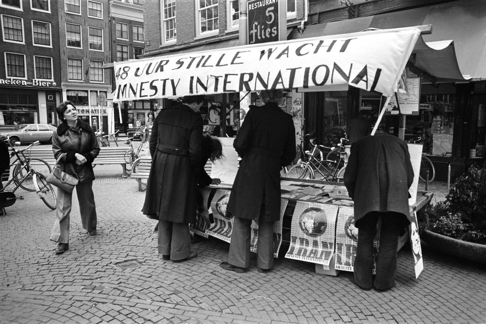 Stille wacht van Amnesty International op Spui in Amsterdam i.v.m. politieke toe, Bestanddeelnr 929-0236