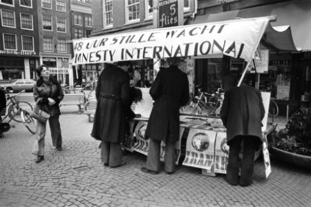 Stille wacht van Amnesty International op Spui in Amsterdam i.v.m. politieke toe, Bestanddeelnr 929-0236