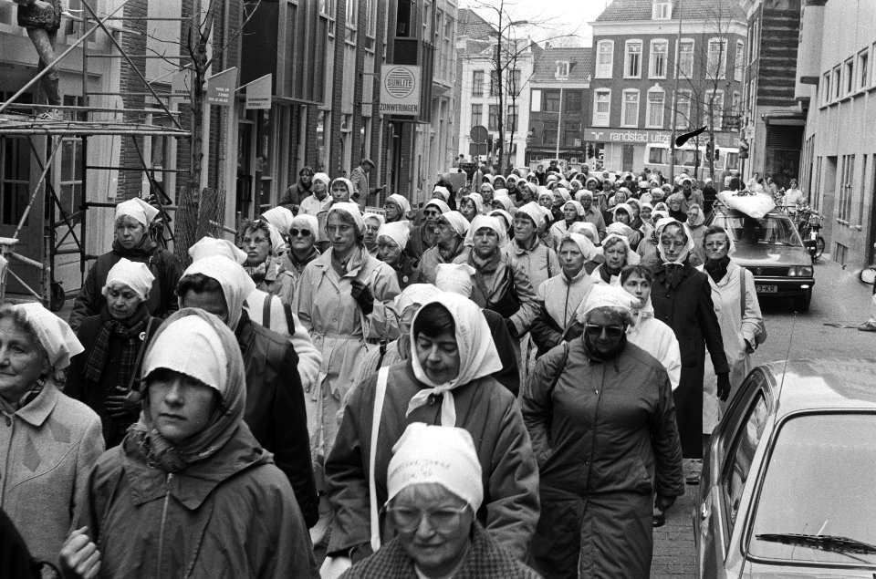 Stille tocht vrouwen (solidair met dwaze moeders ) in Haarlem, Bestanddeelnr 933-3143