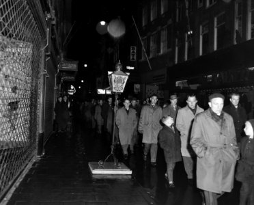 Stille omgang, de stoet trekt door de Kalverstraat langs de Lantaarn, Bestanddeelnr 914-9102
