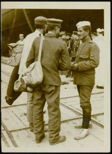 Still another uniform at Salonica. A Greek volunteer, wearing the uniform of kha, Bestanddeelnr 158-0128