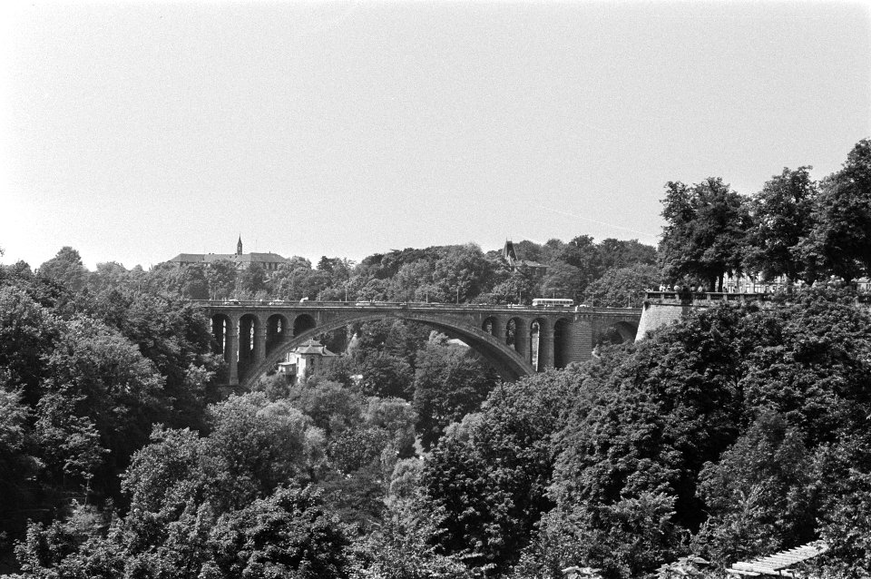 Stadsgezichten Luxemburg, nr. 19A Viaduc over Vallee de la Petrusse , nr. 21, 22, Bestanddeelnr 924-7166