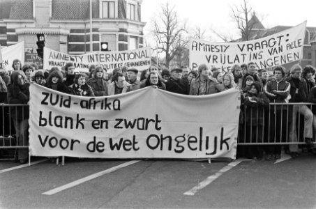 Stille tocht tegen apartheidspolitiek Zuid Afrika in Den Haag demonstranten vo, Bestanddeelnr 929-5797
