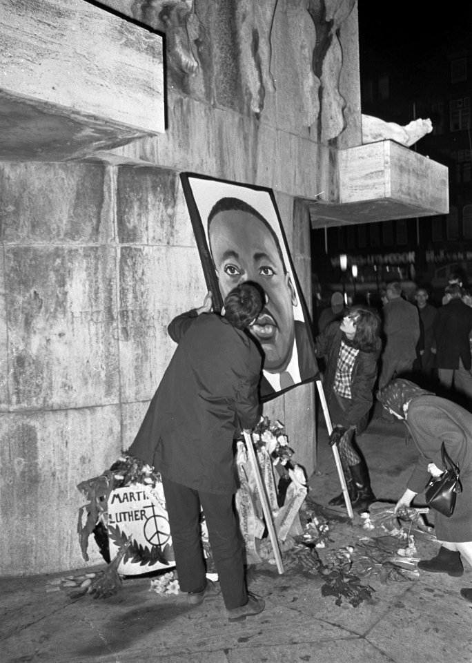 Stille tocht op weg naar Nationaal Monument op de Dam. Bloemen worden gelegd bij, Bestanddeelnr 921-2415