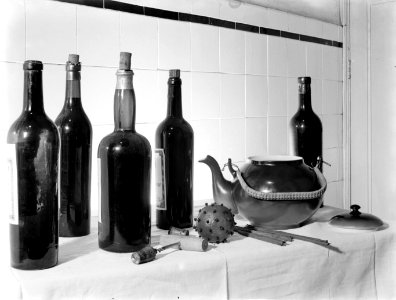 Stilleven in de keuken van flessen wijn, een kurkentrekker, pijpjes kaneel, een , Bestanddeelnr 189-1096