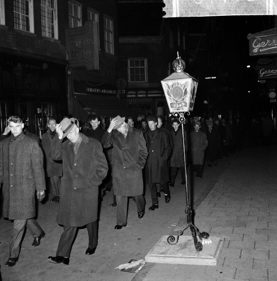 Stille omgang in Amsterdam, het oude lantaarntje in de Kalverstraat waar de stoe, Bestanddeelnr 916-1118