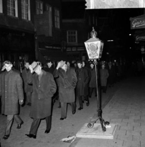 Stille omgang in Amsterdam, het oude lantaarntje in de Kalverstraat waar de stoe, Bestanddeelnr 916-1118 photo