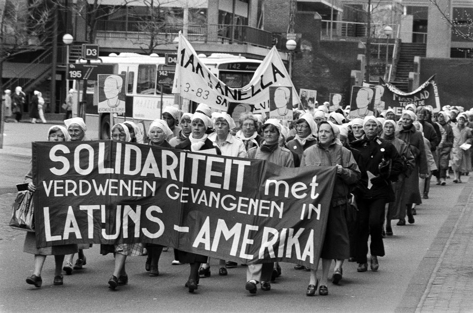 Stille tocht vrouwen (solidair met dwaze moeders ) in Haarlem, Bestanddeelnr 933-3144