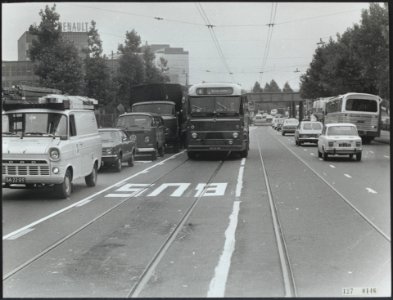 Stadsverkeer Amsterdam. Bus- en Trambaan mr. Treublaan, Bestanddeelnr 127-0146