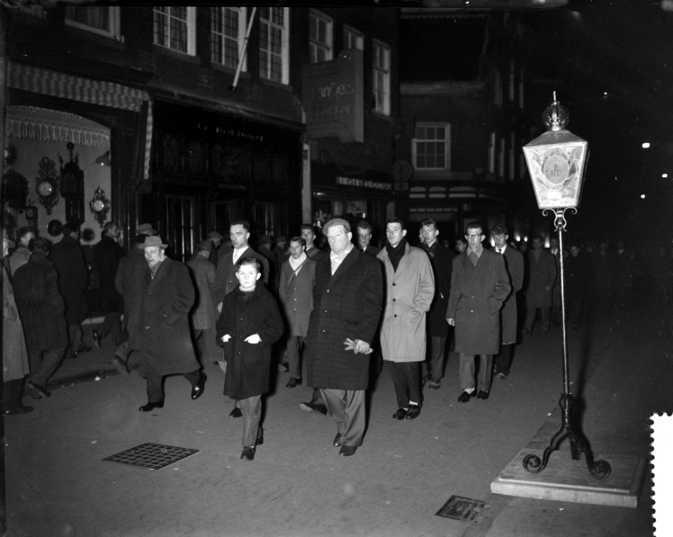Stille Omgang te Amsterdam Stoet passeert lantaarn in de Kalverstraat, Bestanddeelnr 912-1693