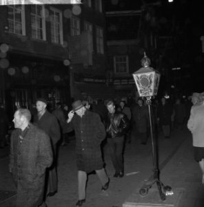 Stille omgang in Amsterdam, het oude lantaarntje in de Kalverstraat waar de stoe, Bestanddeelnr 916-1121 photo