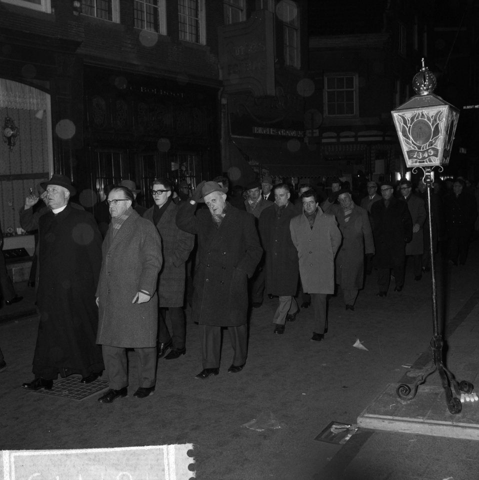 Stille omgang in Amsterdam, het oude lantaarntje in de Kalverstraat waar de stoe, Bestanddeelnr 916-1119