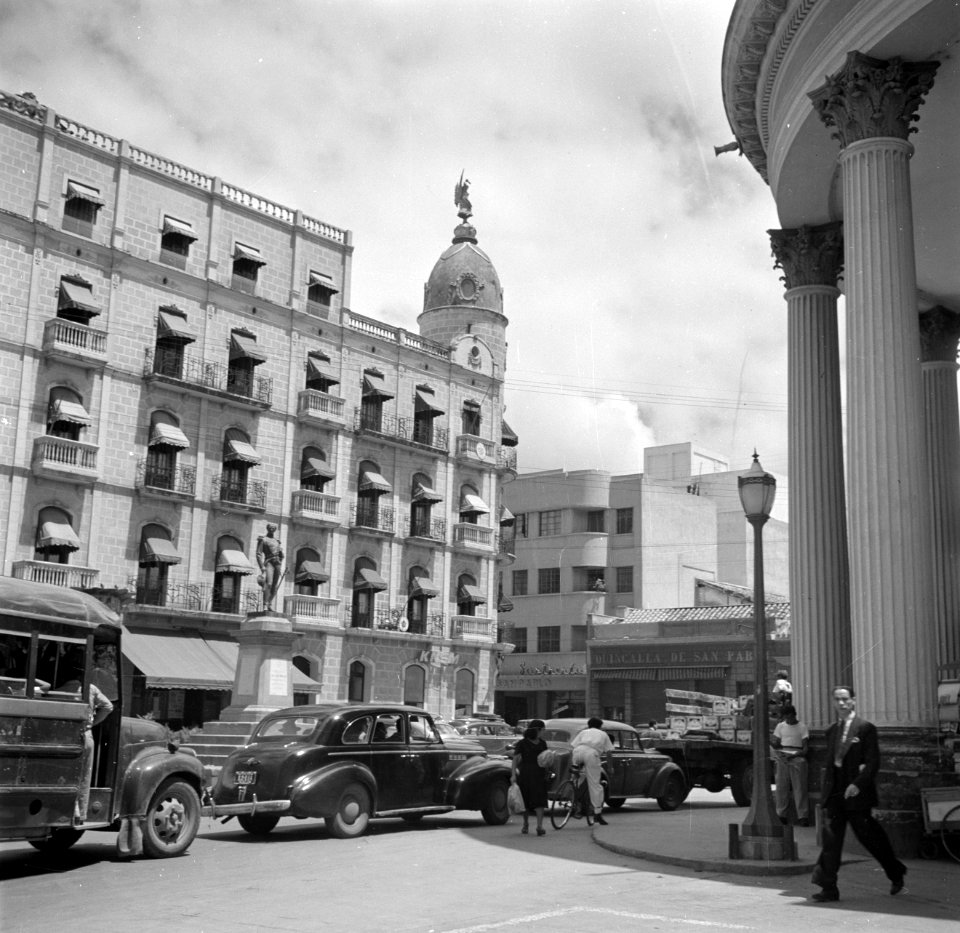 Stadsgezicht met Hotel Majestica in Caracas in Venezuela, Bestanddeelnr 252-8437