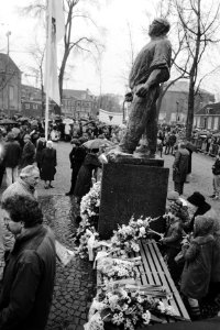 Stille tocht langs het monument op het Jonas Daniël Meijerplein, Bestanddeelnr 932-5126