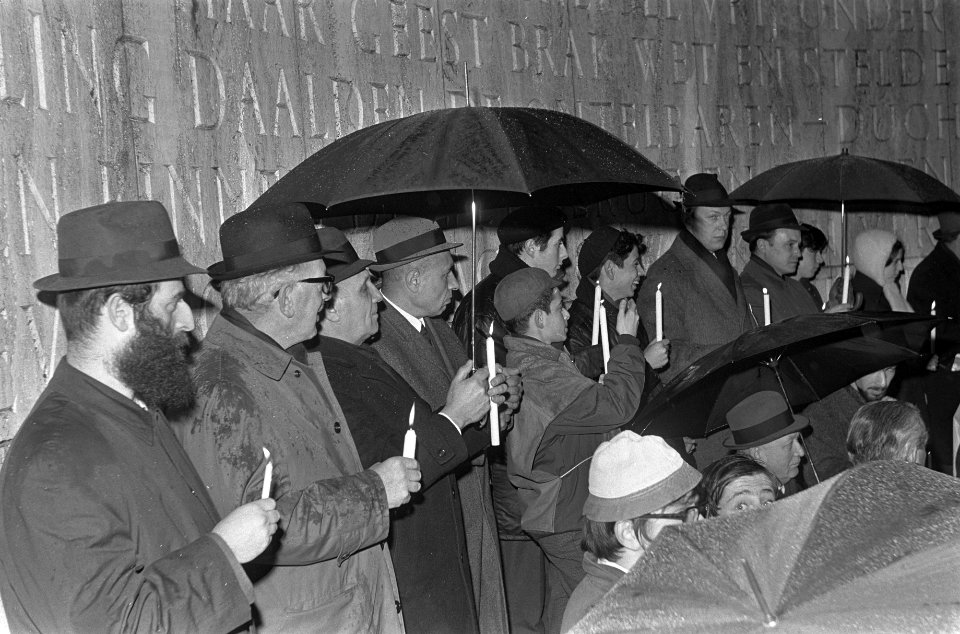 Stille demonstratie bij Nationale Monument op de Dam tegen ophanging van 9 Joden, Bestanddeelnr 922-0470