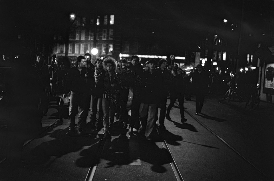 Stille tocht met krans voor in cel omgekomen kraker Hans Kok in Amsterdam, Bestanddeelnr 933-4722