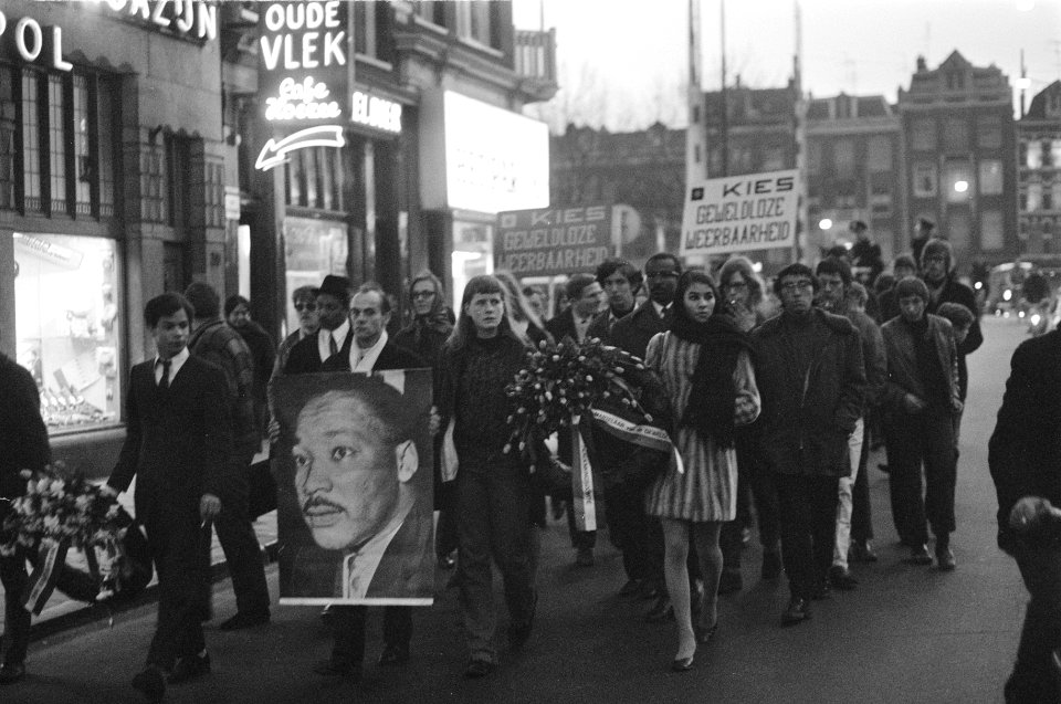 Stille herdenkingsdienst n.a.v. de moord op Ds. Martin Luther King , een jaar ge, Bestanddeelnr 922-2661