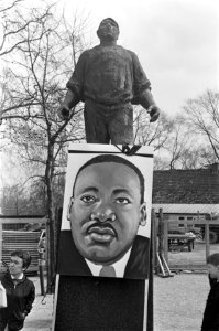 Stille betoging in Amsterdam in verband met de moord op dr. King . De stoet op d, Bestanddeelnr 921-2339