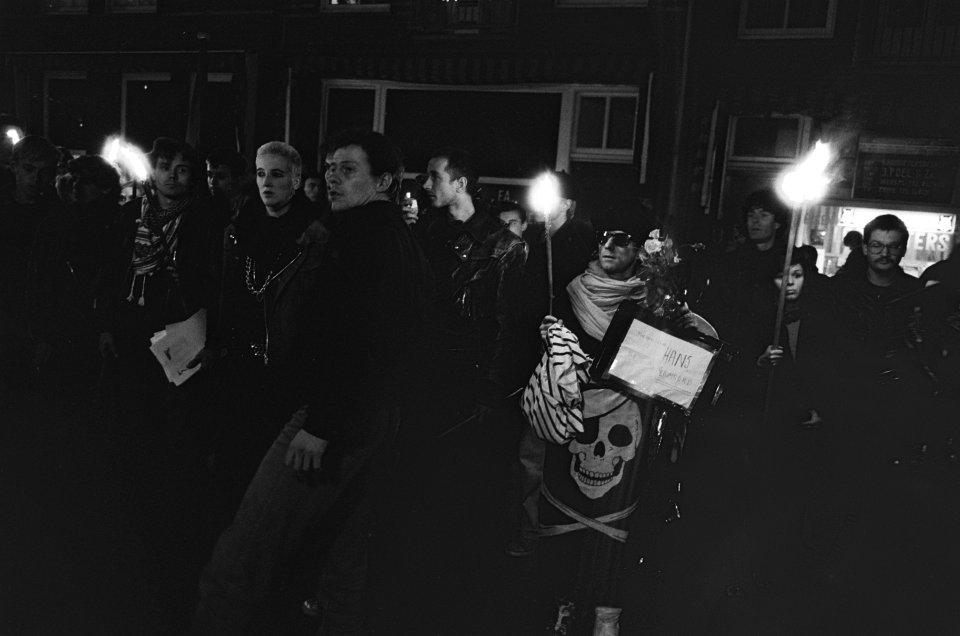 Stille tocht met krans voor in cel omgekomen kraker Hans Kok in Amsterdam, Bestanddeelnr 933-4723