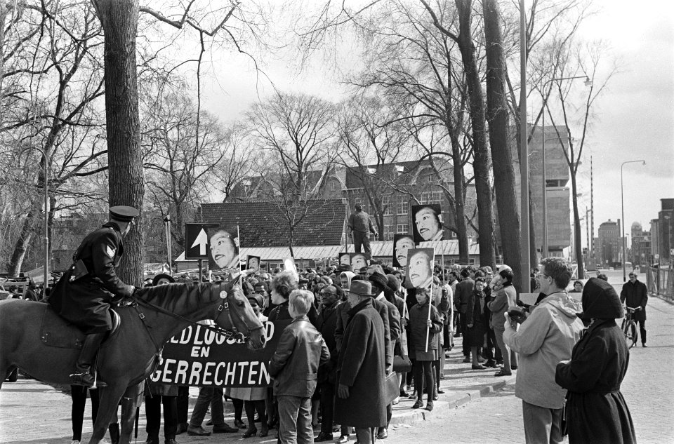 Stille betoging in Amsterdam in verband met de moord op dr. King . De stoet op d, Bestanddeelnr 921-2341