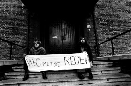 Stille demonstratie tegen de regen op Binnenhof in Den Haag, Bestanddeelnr 927-6635