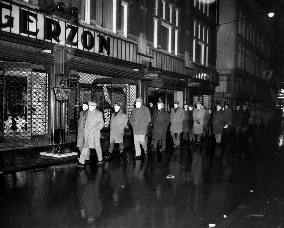 Stille omgang, de stoet trekt door de Kalverstraat langs de Lantaarn, Bestanddeelnr 914-9101