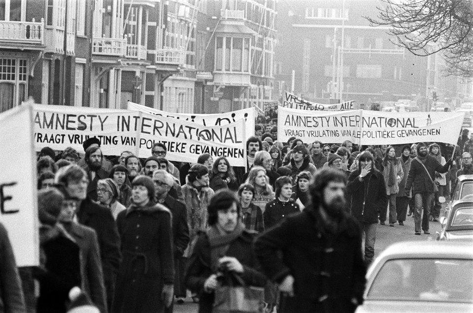 Stille tocht tegen apartheidspolitiek Zuid Afrika in Den Haag demonstranten on, Bestanddeelnr 929-5798