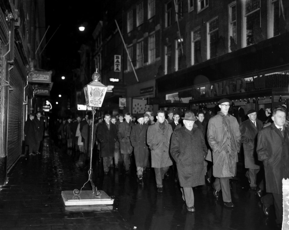 Stille omgang, de stoet trekt door de Kalverstraat langs de Lantaarn, Bestanddeelnr 914-9100