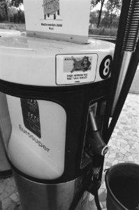 Stickers bij benzinepompen om overvallers te ontmoedigen, Bestanddeelnr 934-0412