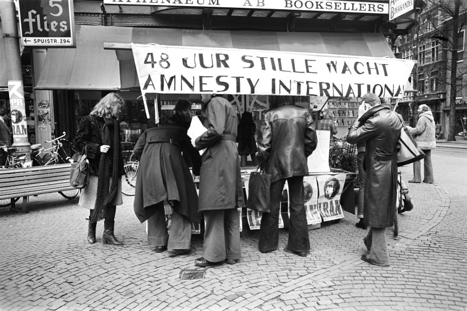 Stille wacht van Amnesty International op Spui in Amsterdam i.v.m. politieke toe, Bestanddeelnr 929-0235