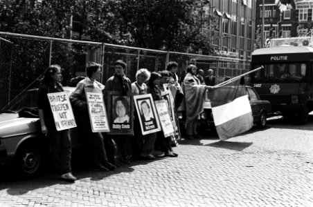 Stille wacht voor de overleden IRA-hongerstaker Bobby Sands voor het Britse consulaat in Amsterdam, Bestanddeelnr 931-4749